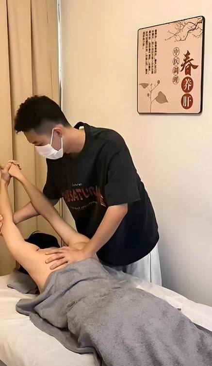 人妻后辈的勾引:的相关介绍