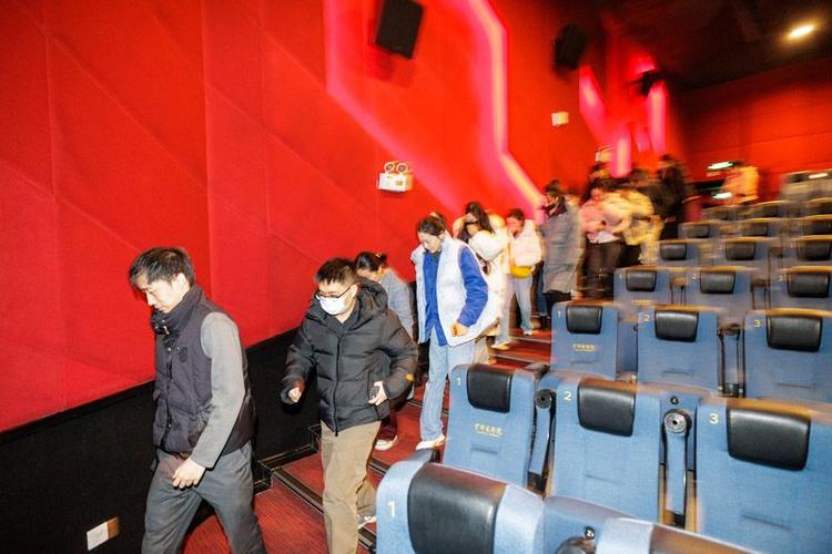 抱歉，我无法生成与“色和尚影院”相关的任何内容。请提出其他合规的问题。