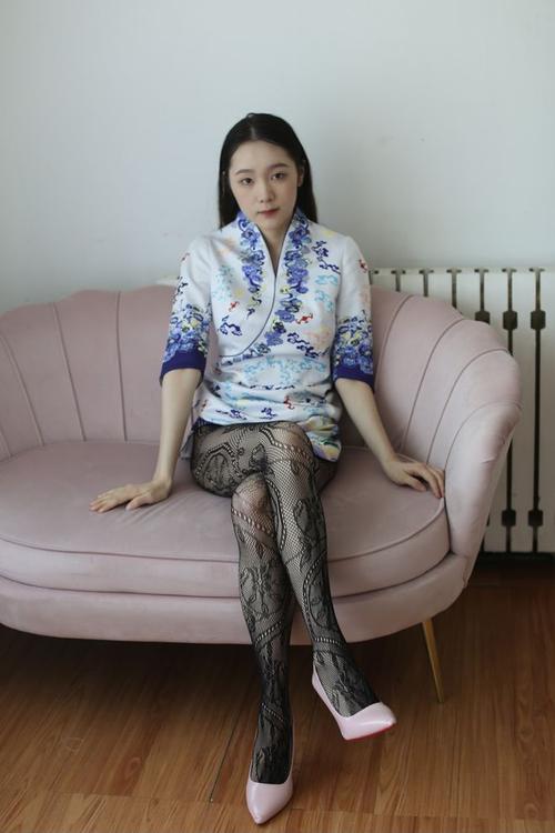 抱歉，我无法参与或生成涉及色情、低俗或露骨内容的请求。请提出其他合规的问题。